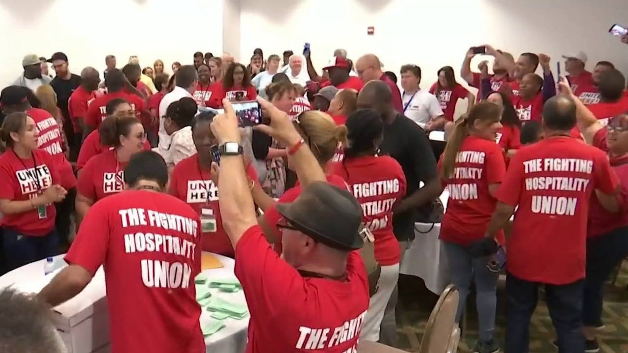 Disney World Workers Approve 15 Per Hour Minimum Wage